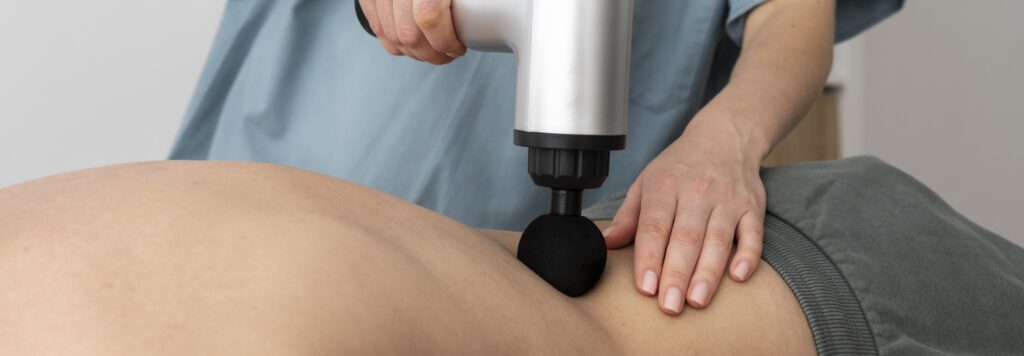 persona che usa la pistola per massaggi